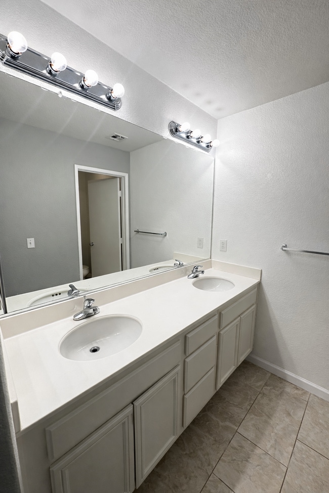 Building Photo - 2150 Caminito Leonzio