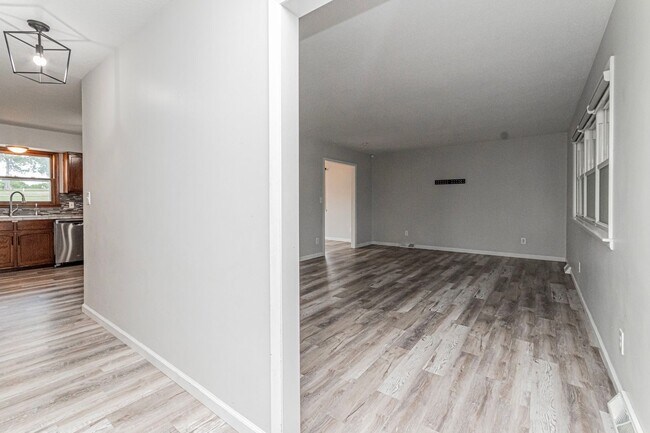 Foto del edificio - Please View 3D Virtual Walk-Through Before...