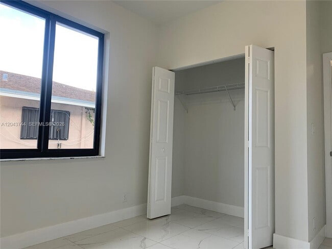 Foto del edificio - 211 NW 7th Ct
