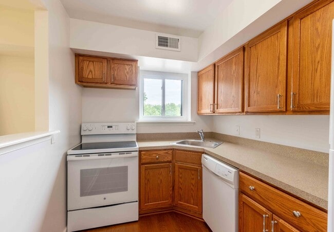 Building Photo - Private 2 Bedroom 1 Bath Condo in Goshen V...