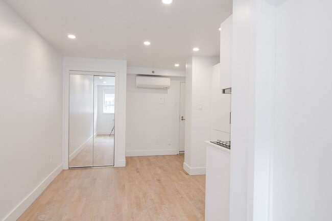 Building Photo - 25 Av des Pins O