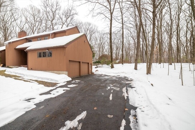 Building Photo - 160 Floral St