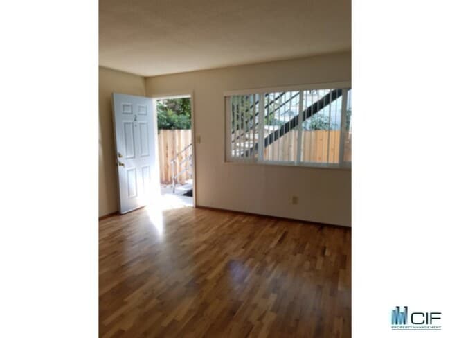 Building Photo - 132 6th Ave