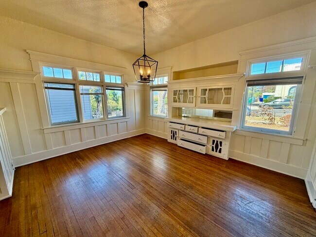 Foto del edificio - South Park Cottage Charm – 2BR/1BA with Bonus Room, Gated Yard & Garden Bed, Small Pets Welcome!