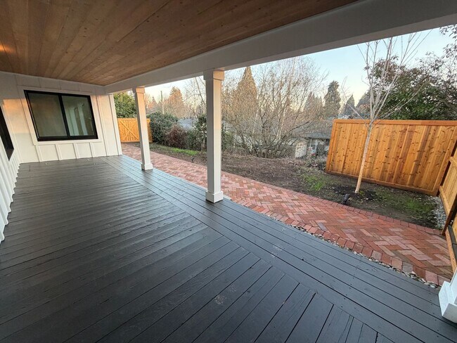 Foto del edificio - WAL2 - FULLY renovated 3 bed 1.5 bath Duplex on OAKWAY