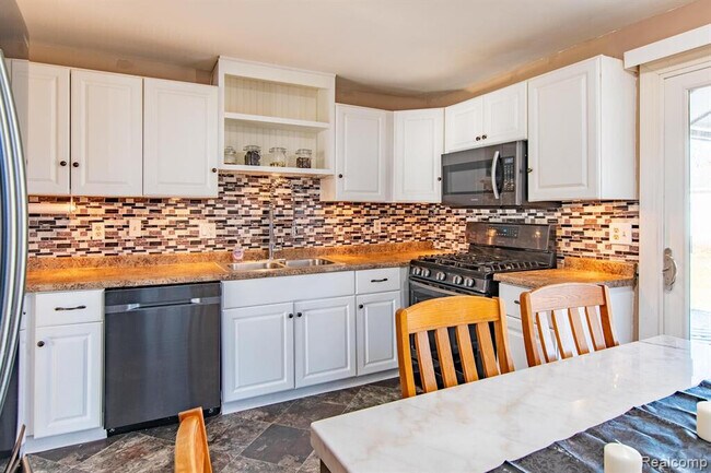 Foto del edificio - 2163 Hemlock Dr