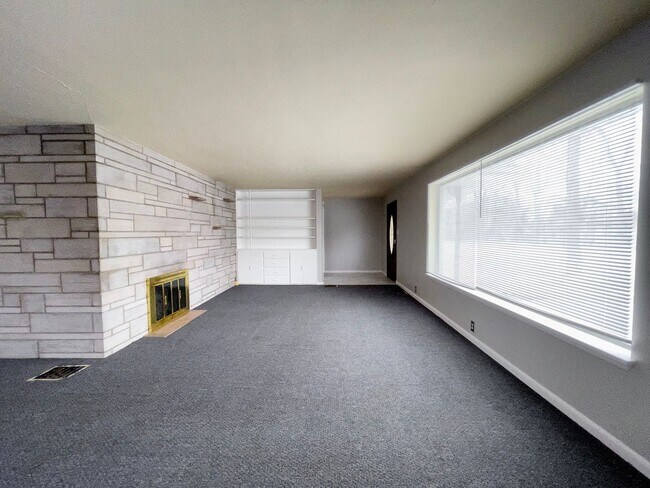 Building Photo - 1506 W White River Blvd