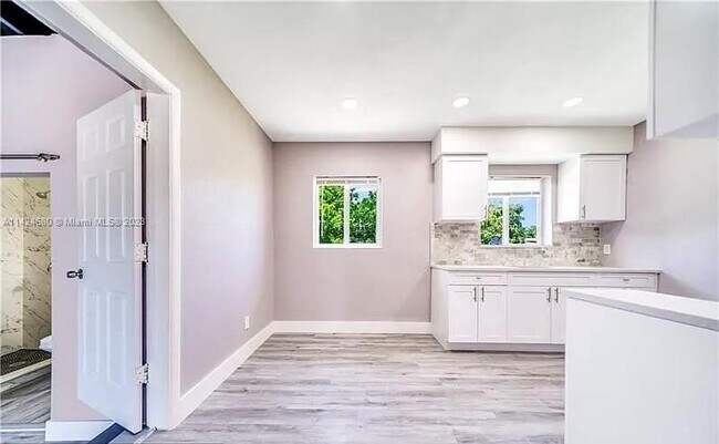 Building Photo - 943 NW 11th Ct