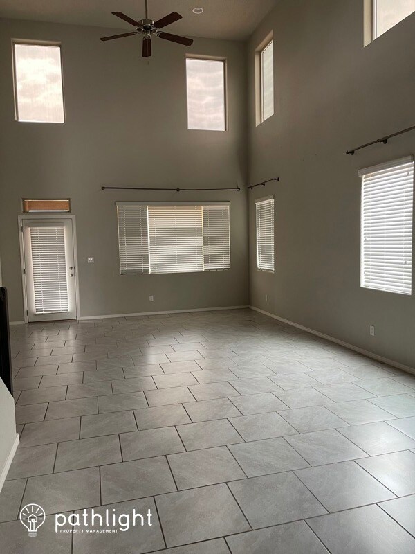 Foto del edificio - 1700 Valle Vista NW, Los Lunas, NM, 87031