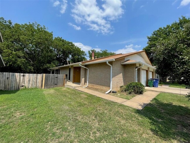 Building Photo - 2204 Berkett Dr