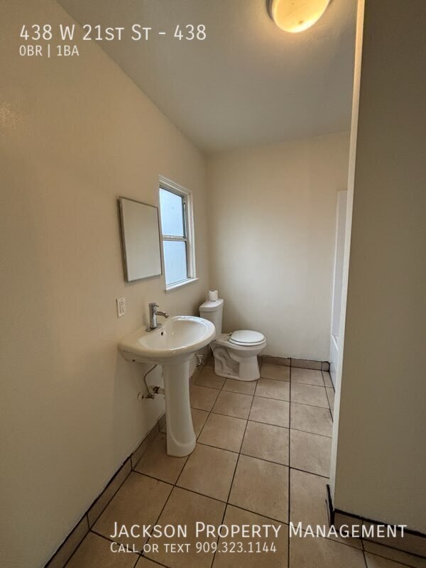 Foto del edificio - 438 W 21st St