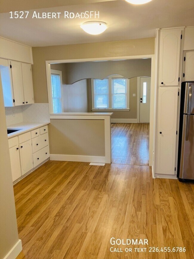 Photo du bâtiment - NEW LISTING Two Bedroom + Den Home