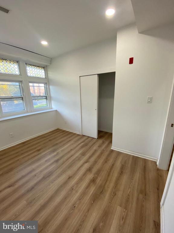 Foto del edificio - 260 W Johnson St