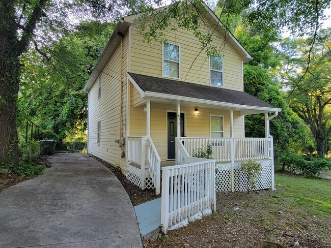 Foto del edificio - Affordable 2 Story Home - Fresh Paint - New flooring Large Lot - Close to Downtown Atlanta