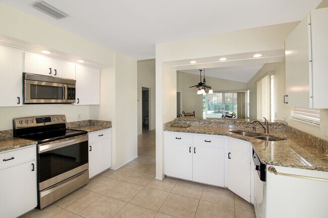 Foto del edificio - Bird Bay Annual Condo for Rent