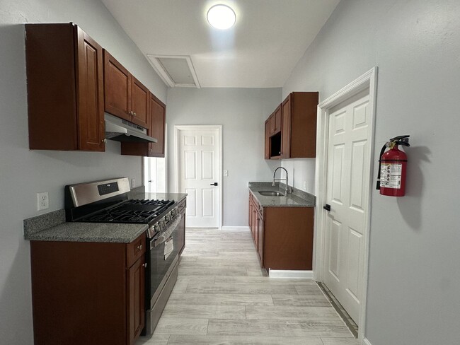 Building Photo - 208 5th St