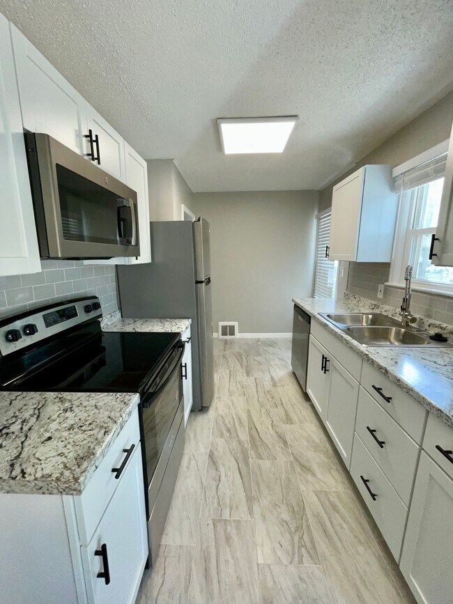 Foto del edificio - Coming Soon: Updated 4-Bedroom Bungalow wi...