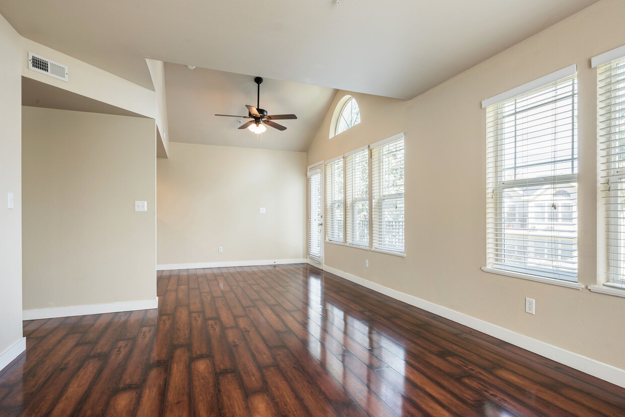Foto principal - 690 Clearwater Ln