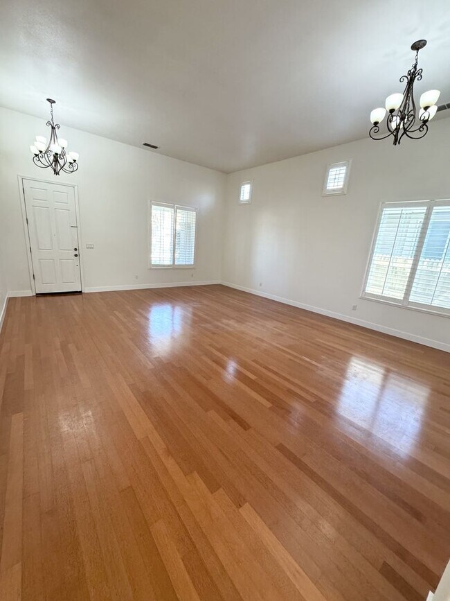 Foto del edificio - 4 Bedroom / 3 Bathroom Home in Elk Grove – Bedroom & Full Bath Downstairs SEE VIDEO