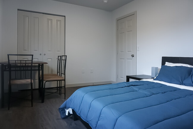 Habitación de 150 pies cuadrados con armario. - 8801 Aurora Ave N