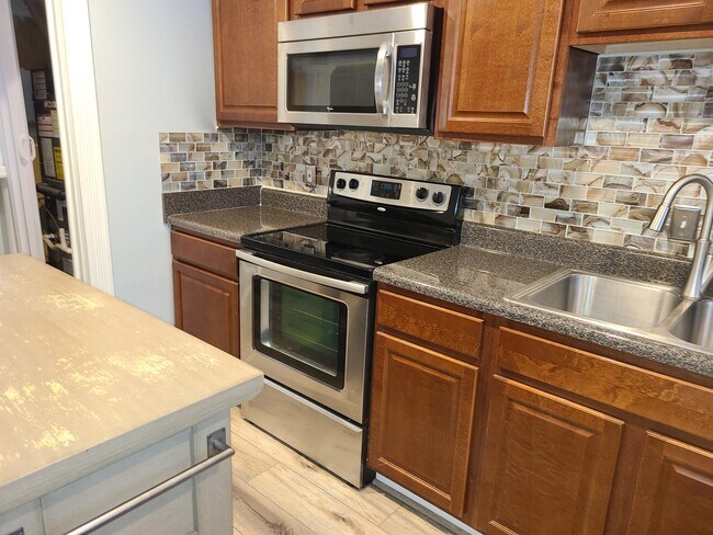 Foto del edificio - 6452 Dillard Pl