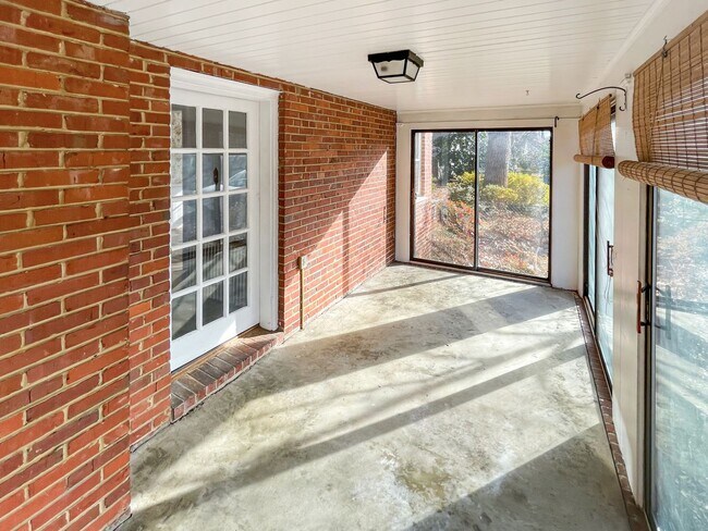 Foto del edificio - LOCATION LOCATION LOCATION!!! 3 Bedroom/ 2...