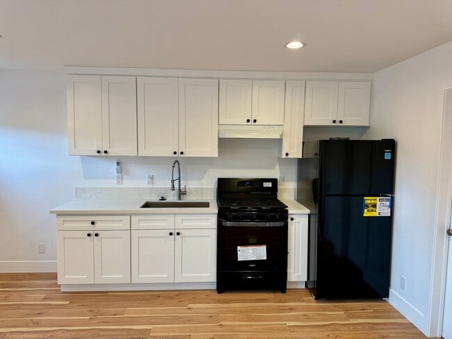 Foto del edificio - Large & Newly Constructed 1 bed 1 Bath Apartment for Rent In Los Alamitos!