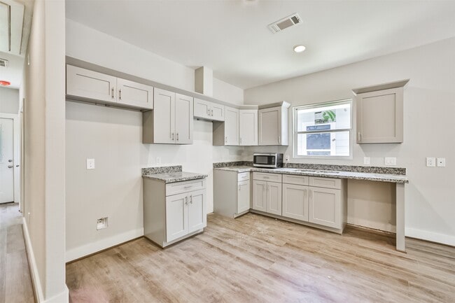 Building Photo - 420 Ave B