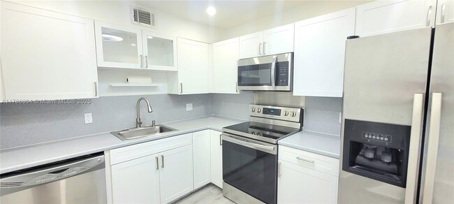 Foto del edificio - 2500 NE 135th St