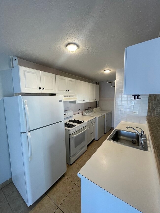 Building Photo - 479 James Ct