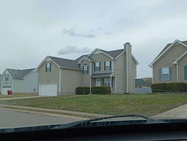 Building Photo - 3 Bedroom 2 1/2 Bathroom Home!