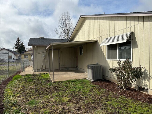 Building Photo - Cute 3-bedroom, 1-bathroom house in Springfield!