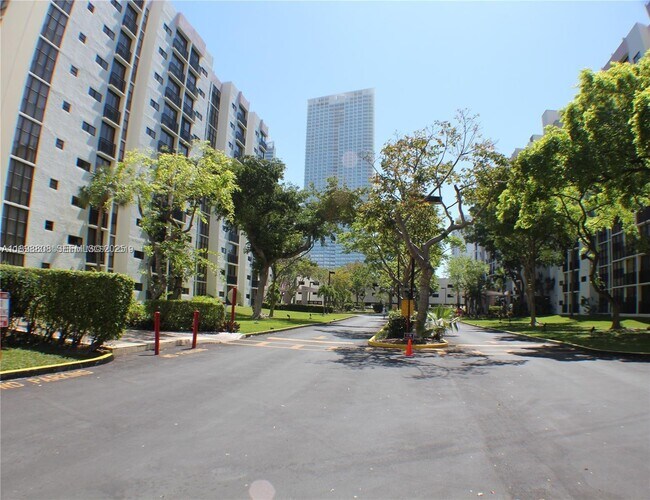 Foto del edificio - 17021 N Bay Rd