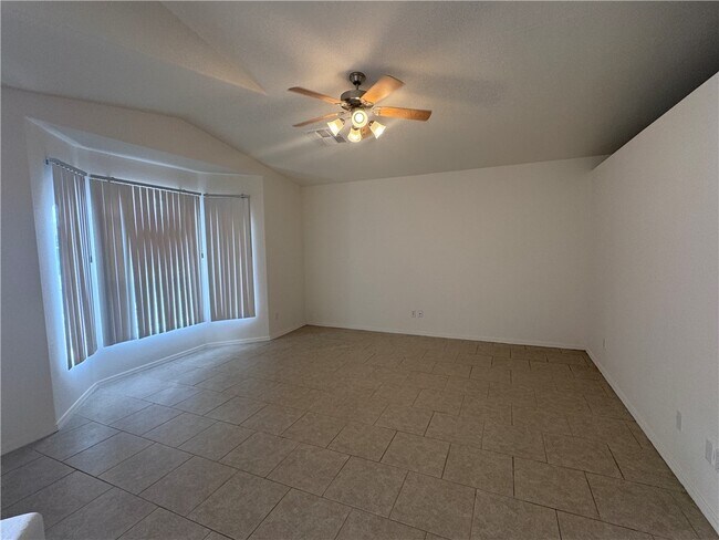 Foto del edificio - 2739 Simms Ave