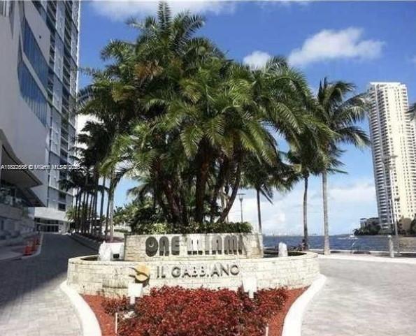 Foto del edificio - 325 S Biscayne Blvd
