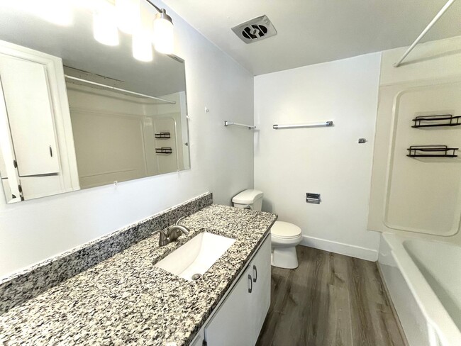 Foto del edificio - Newly Remodeled 1-Bedroom Apartment– Must ...