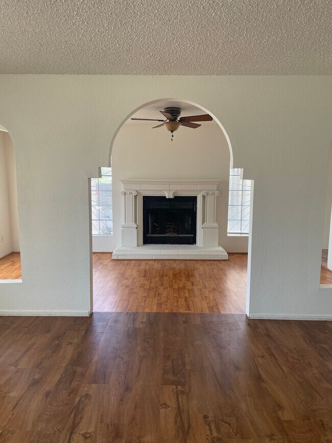 Foto del edificio - Lovely 4 Bedroom 2 Bath Home on Southwest ...