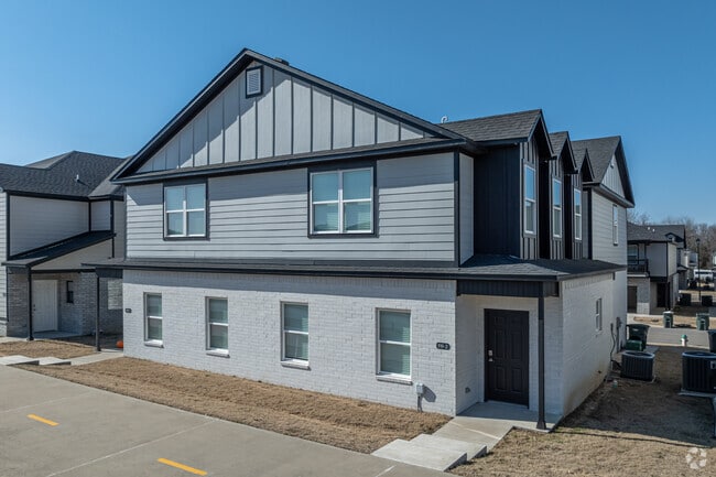 Building Photo - Towne West