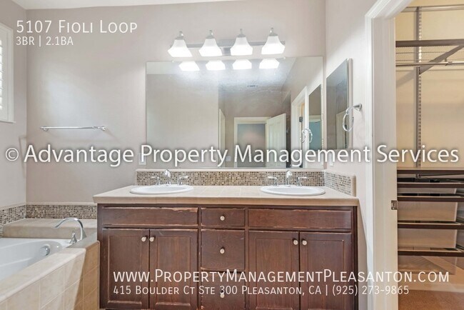 Building Photo - 3 bed + loft, 2.5 bath, 2,140 sq ft townho...