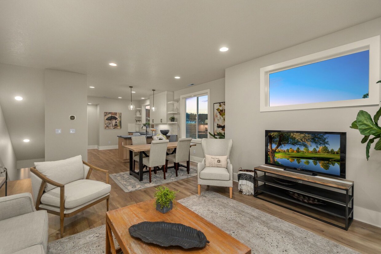 Foto principal - BRAND NEW, END UNIT/FORMER MODEL HOME with...