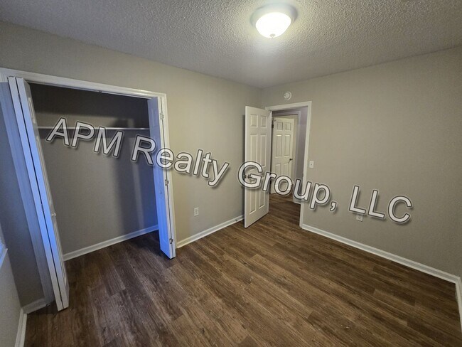 Foto del edificio - Four-bedroom house off North Main