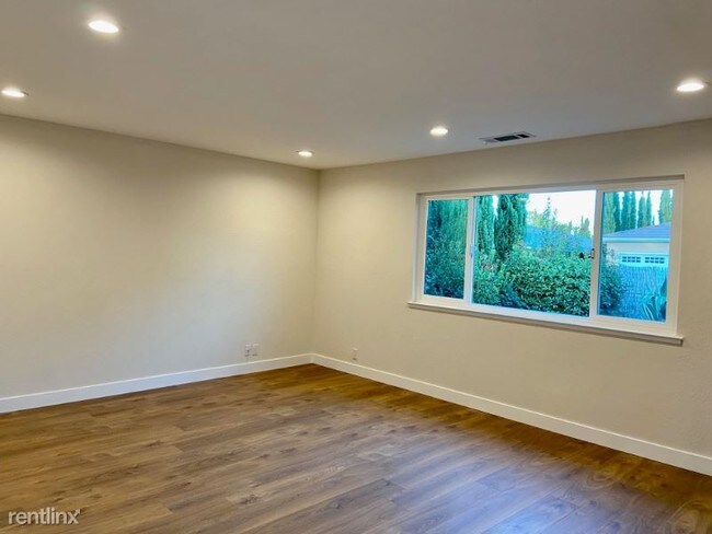 Building Photo - 10121 Santa Clara Ave
