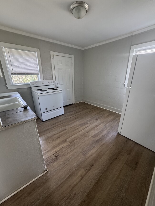 Building Photo - 1004 Duke St