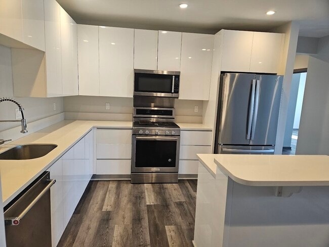 Foto del edificio - 145 Newbury Ave