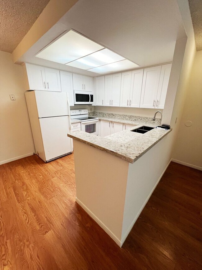 Building Photo - 2 Bed/ 1 Bath Newly Upgraded Condo in Miss...