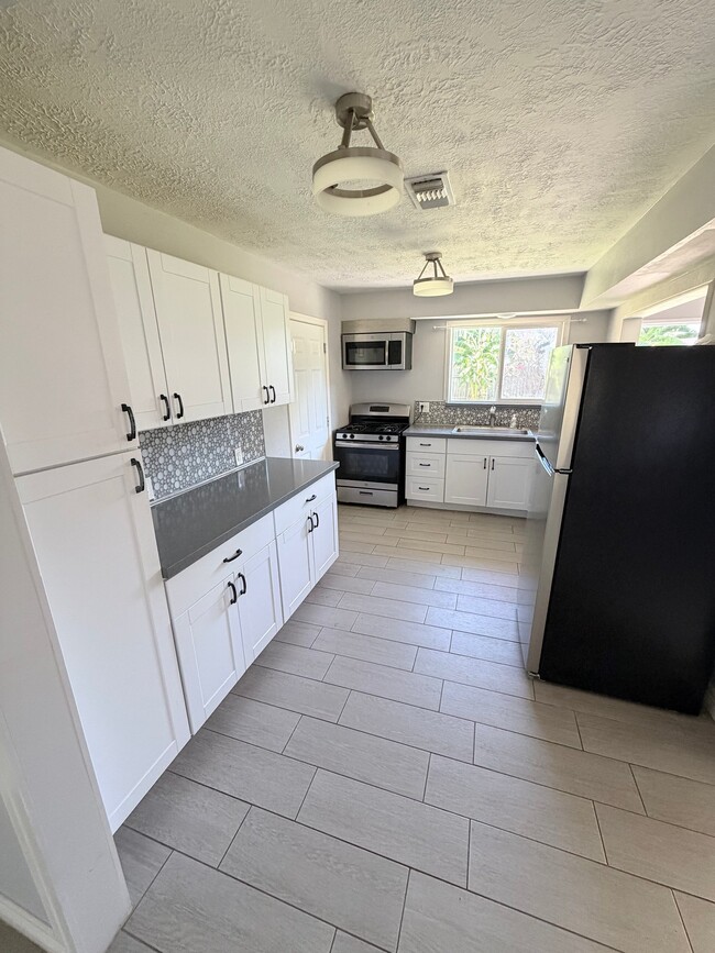 Building Photo - 7230 Edgemoor Dr