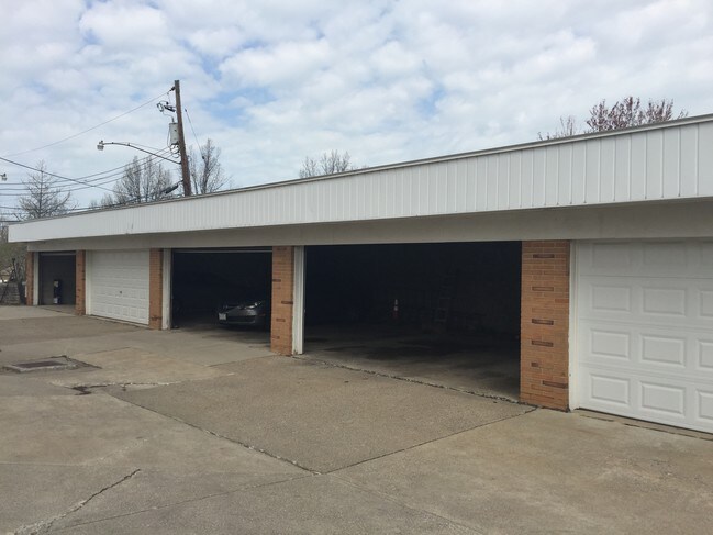 Foto del edificio - 4281 Mayfield Road Apts.