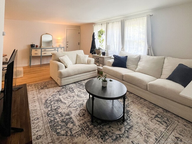 Building Photo - 6 Grandview Dr