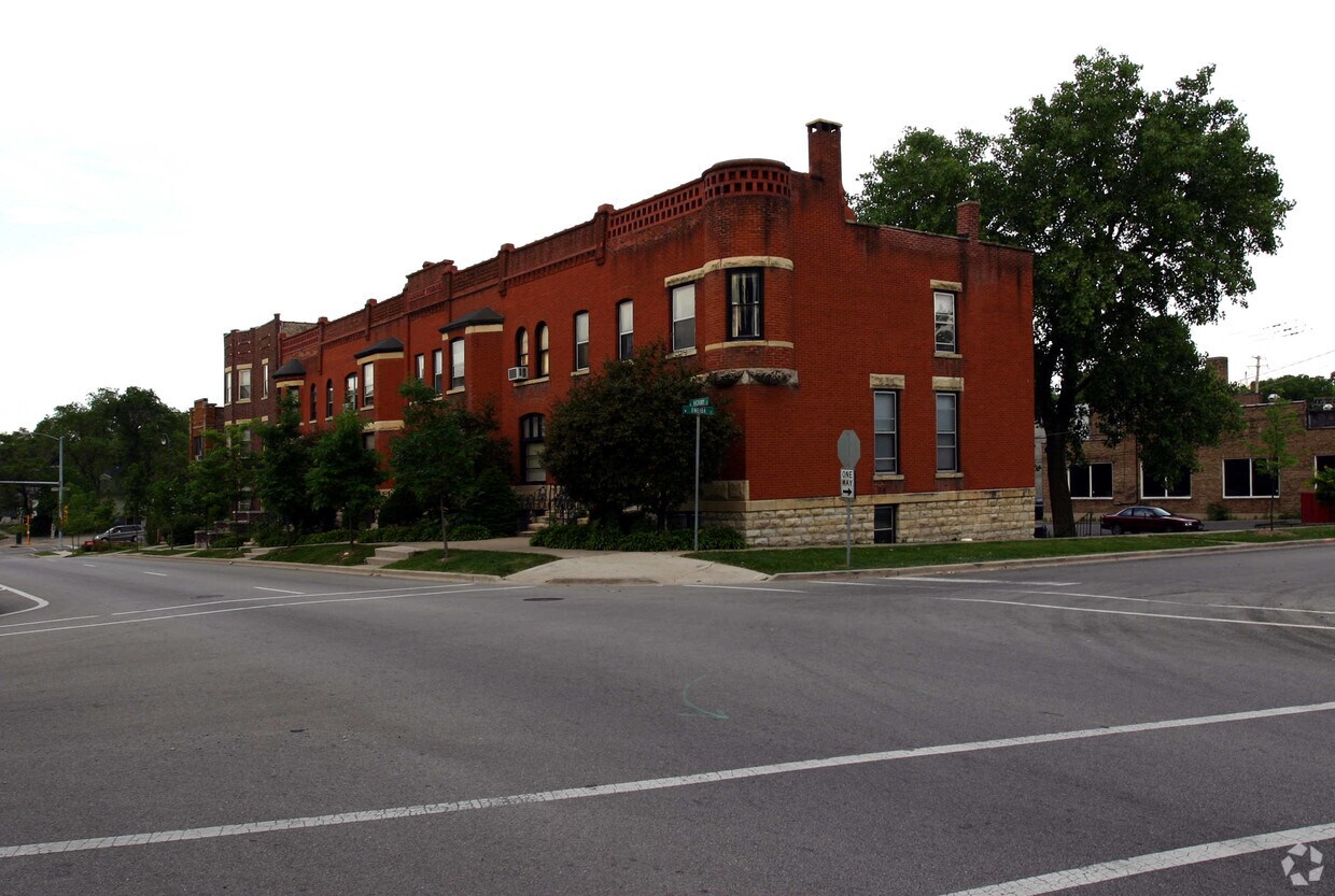Primary Photo - 113-123 N Hickory St