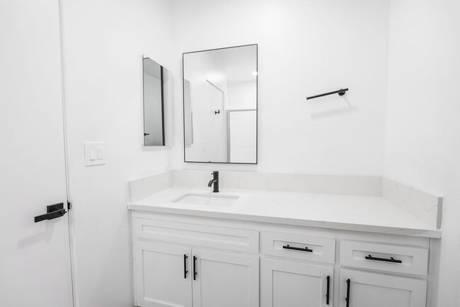 Interior Photo - 1527 Veteran Ave